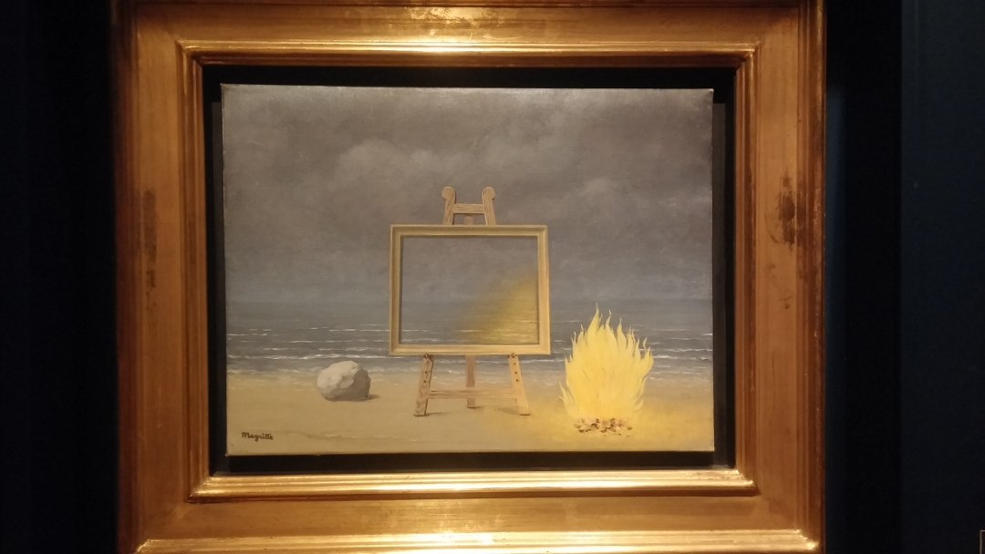 magritte-fuego-playa