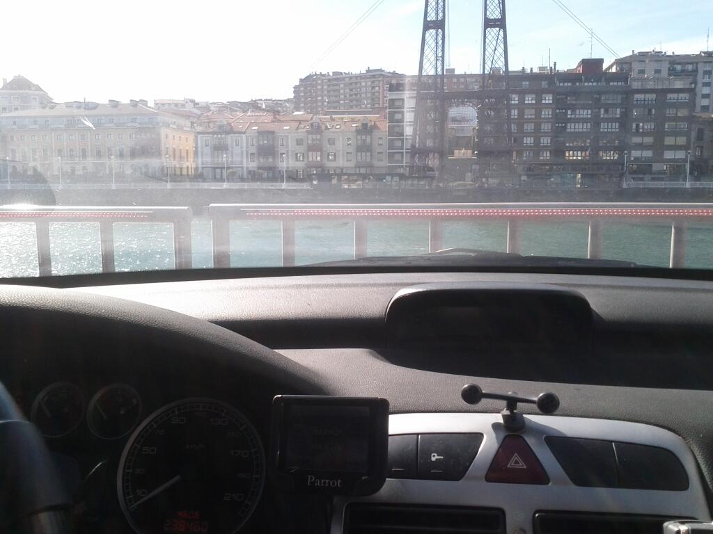 Foto del puente colgante desde el coche